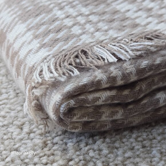 NWOT Cashmere Houndstooth Square Scarf Tan White Large - Picture 3 of 14